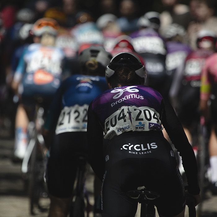 De Brabantse Pijl Vrouwen 2024 - The peloton from behind as it takes on Moskestraaat