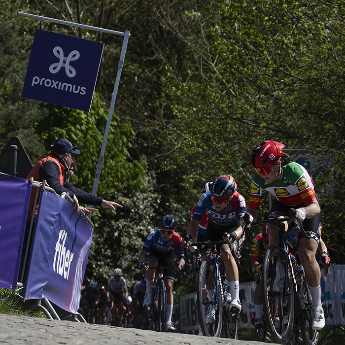 De Brabantse Pijl Vrouwen 2024 - Elisa Longo Borghini takes the corner at the top of the Moskestraaat