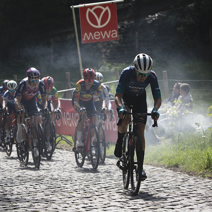 De Brabantse Pijl Vrouwen 2024 - Stina Kagevi of Team Coop - Repsol leads a group of riders up the Moskestraaat