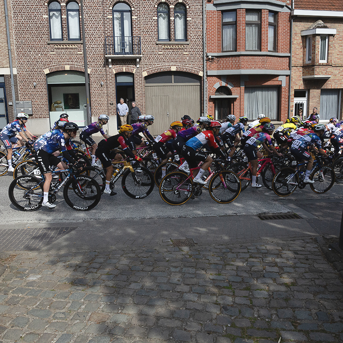 De Brabantse Pijl Vrouwen 2025 - Locals watch from their doorsteps as the race begins