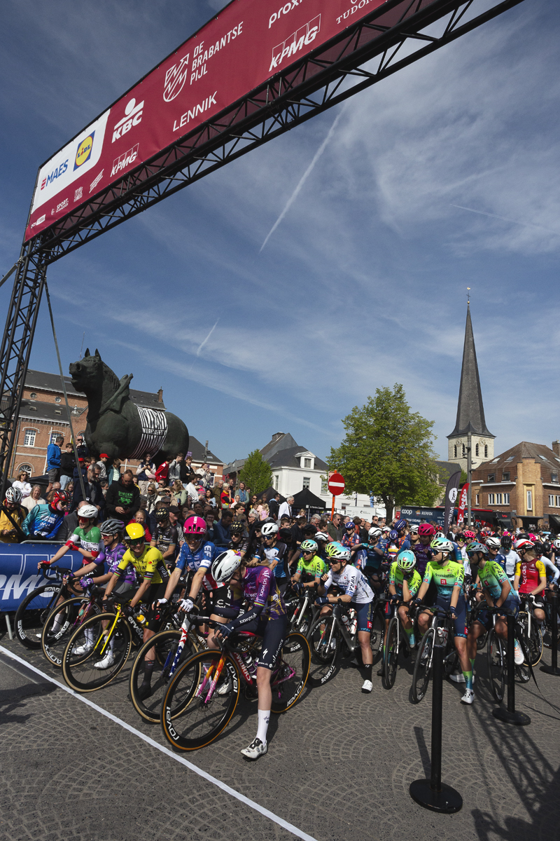 De Brabantse Pijl Vrouwen 2025 - Riders take to the start line in the market place in Lennik