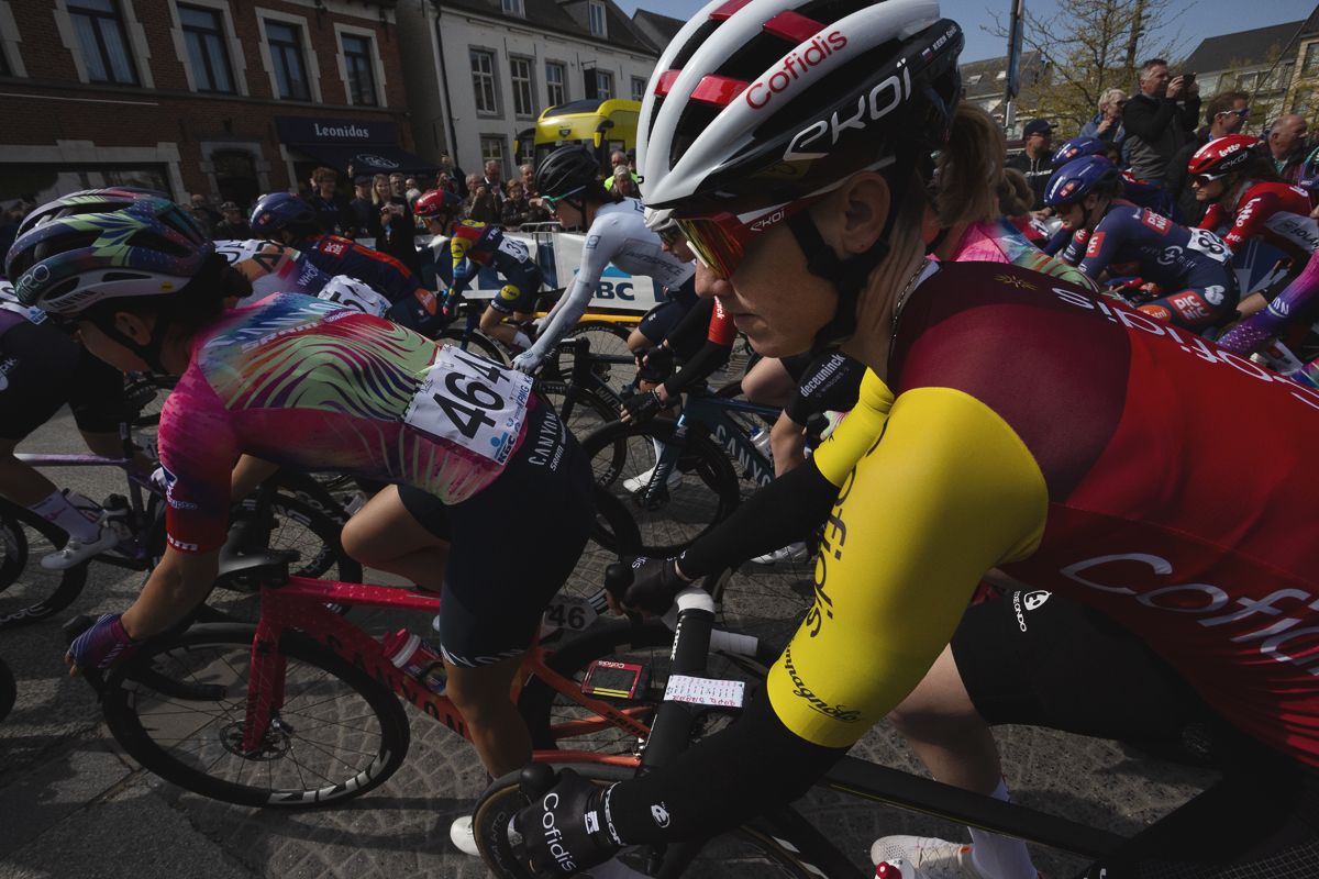De Brabantse Pijl Vrouwen 2025 - The peloton moves out of Lennik at the start of the race