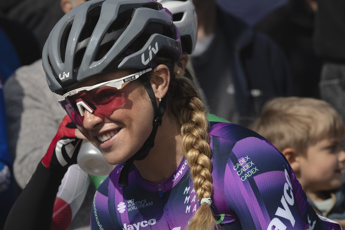De Brabantse Pijl Vrouwen 2025 - A smiling Letizia Paternoster lines up for the start of the race