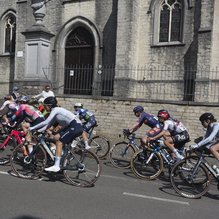 De Brabantse Pijl Vrouwen 2025 - The race passes in front of the church in Overijse