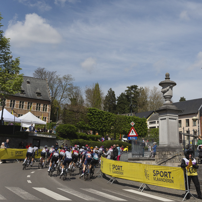 De Brabantse Pijl Vrouwen 2025 - The peloton passes through the main square in Overijse