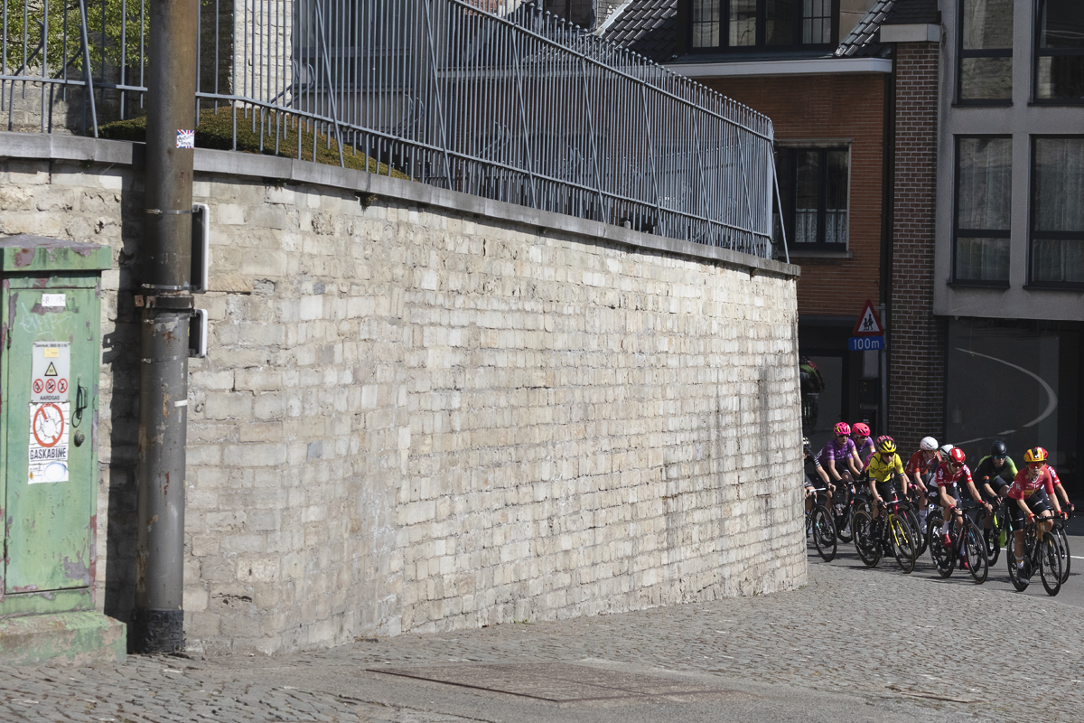 De Brabantse Pijl Vrouwen 2025 - The women’s race rounds a corner in Overijse