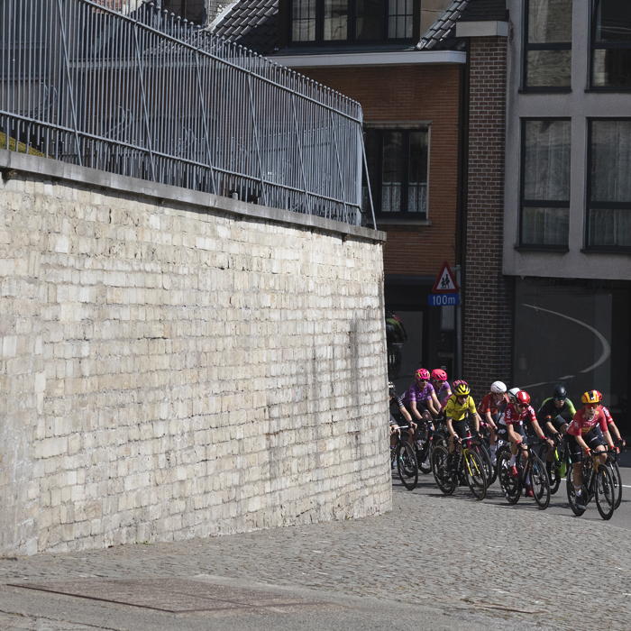 De Brabantse Pijl Vrouwen 2025 - The women’s race rounds a corner in Overijse