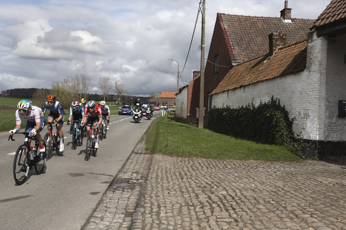 Dwars Door Vlaanderen 2024 - A group of riders race down Chau de Renaix