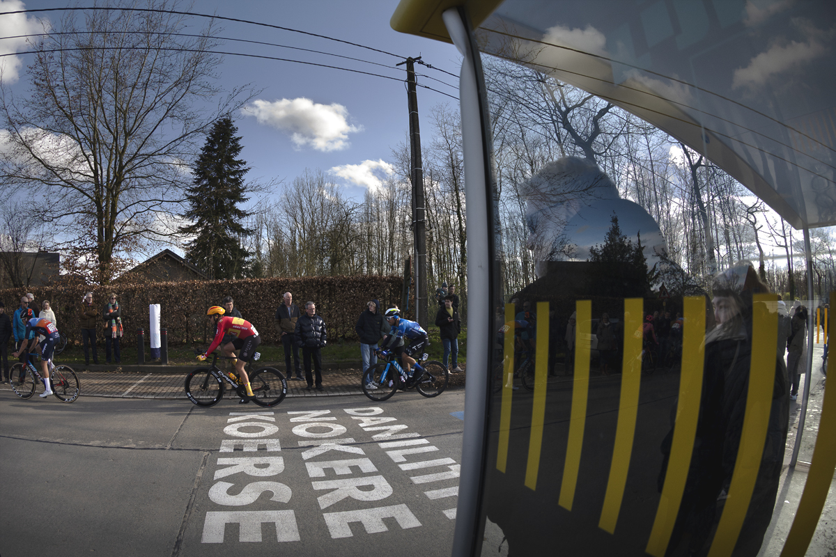Dwars Door Vlaanderen 2024 - Spectators sit in a bis stop to watch the race