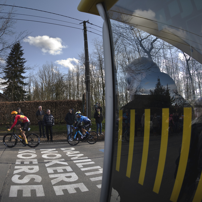 Dwars Door Vlaanderen 2024 - Spectators sit in a bis stop to watch the race