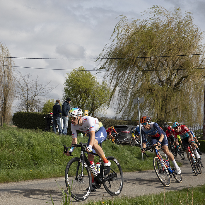 Dwars Door Vlaanderen 2024 - Riders take the corner on to Rue des Chapelles