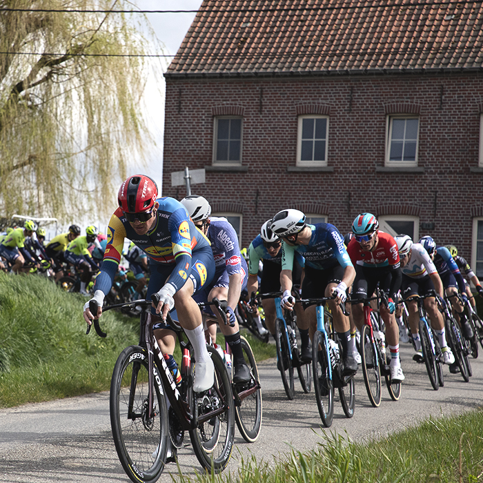 Dwars Door Vlaanderen 2024 - The peloton takes the corner on to Rue des Chapelles