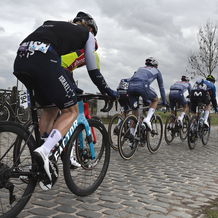 Dwars Door Vlaanderen 2024 - Riders on the cobbles of Varentstraat
