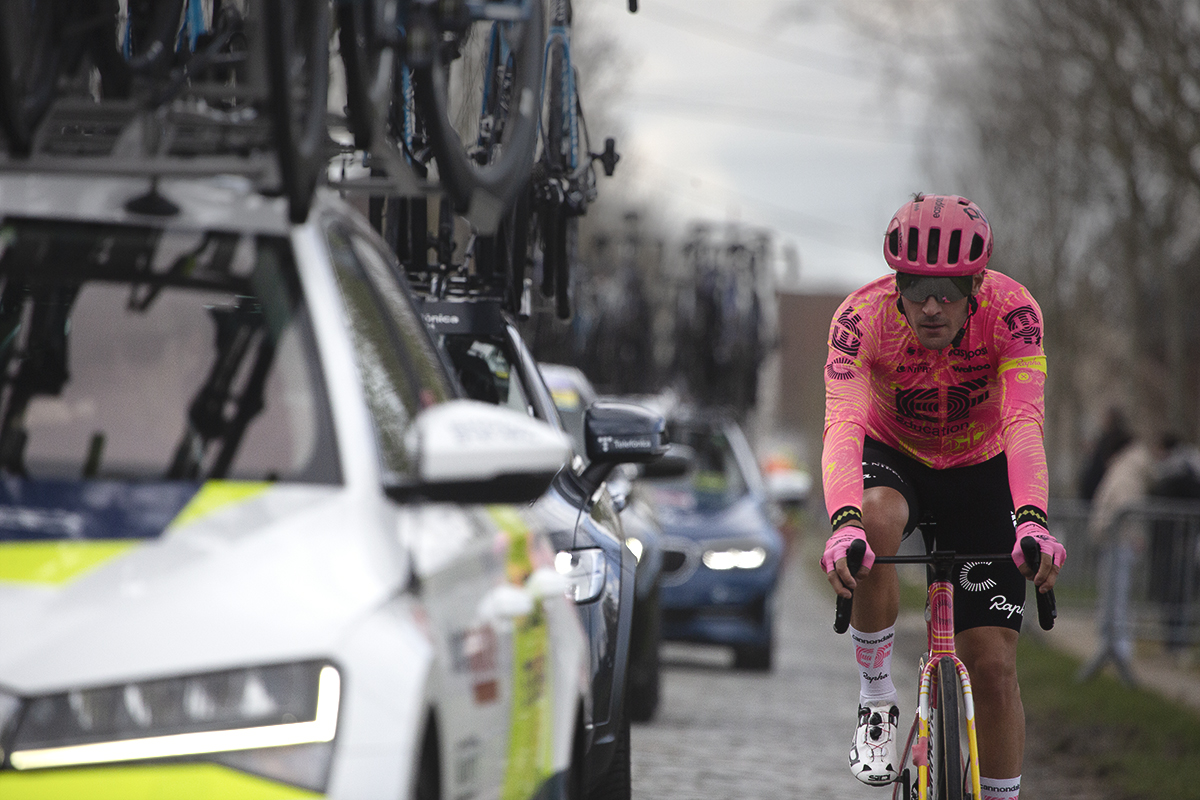 Dwars Door Vlaanderen 2024 - Alberto Bettiol next to the cars in the race convoy on Varentstraat