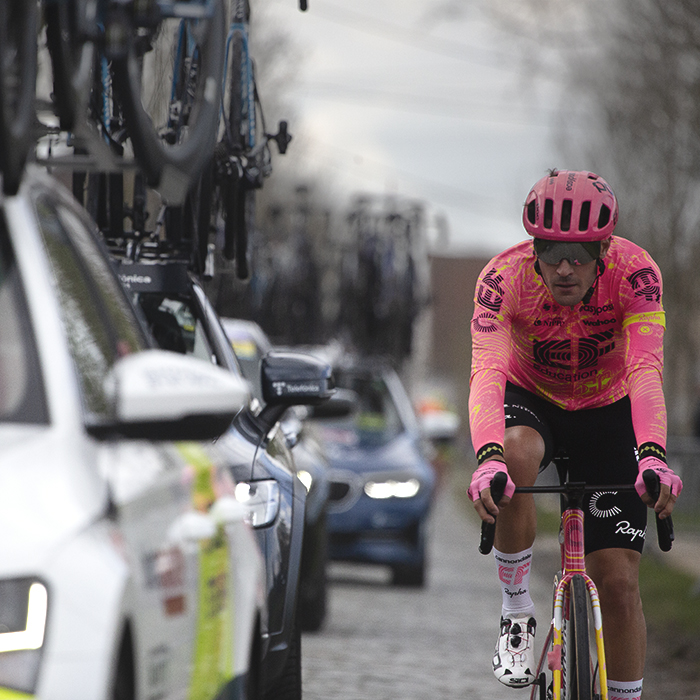 Dwars Door Vlaanderen 2024 - Alberto Bettiol next to the cars in the race convoy on Varentstraat