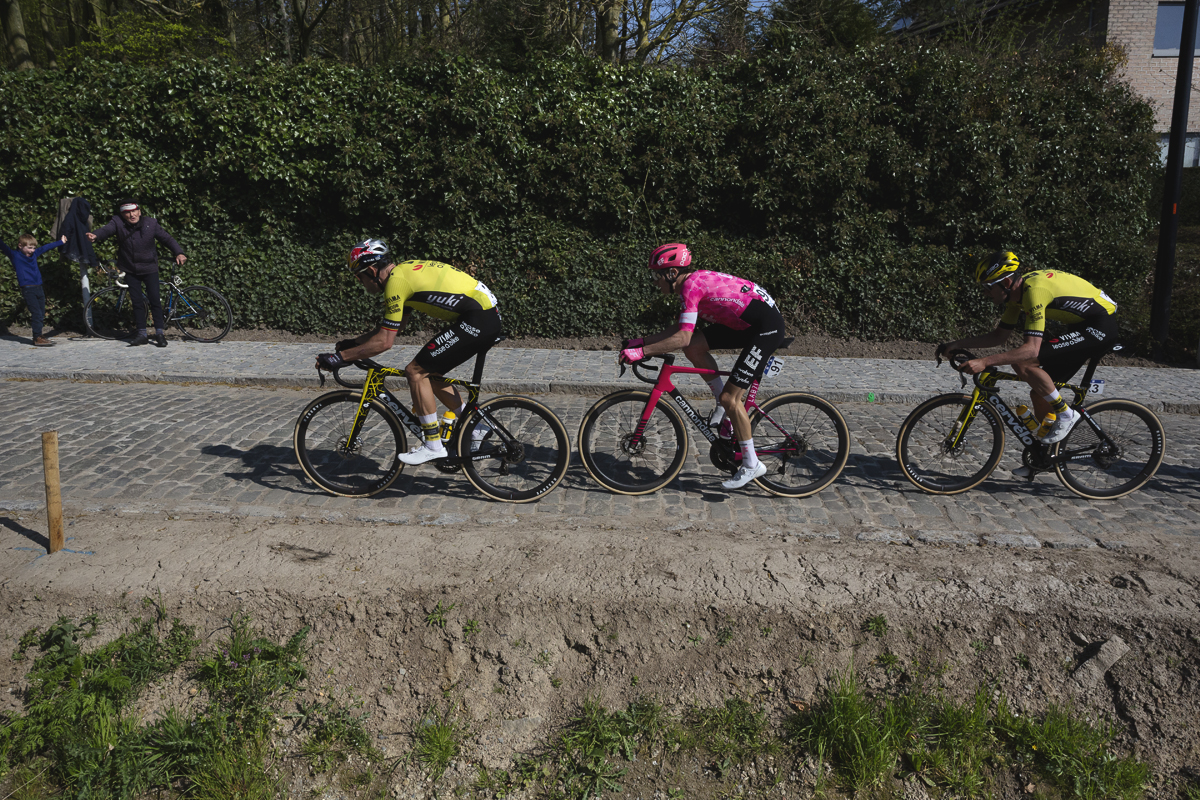Dwars Door Vlaanderen 2025 - Riders are cheered on enthusiastically by different generations of fans on Eikenberg