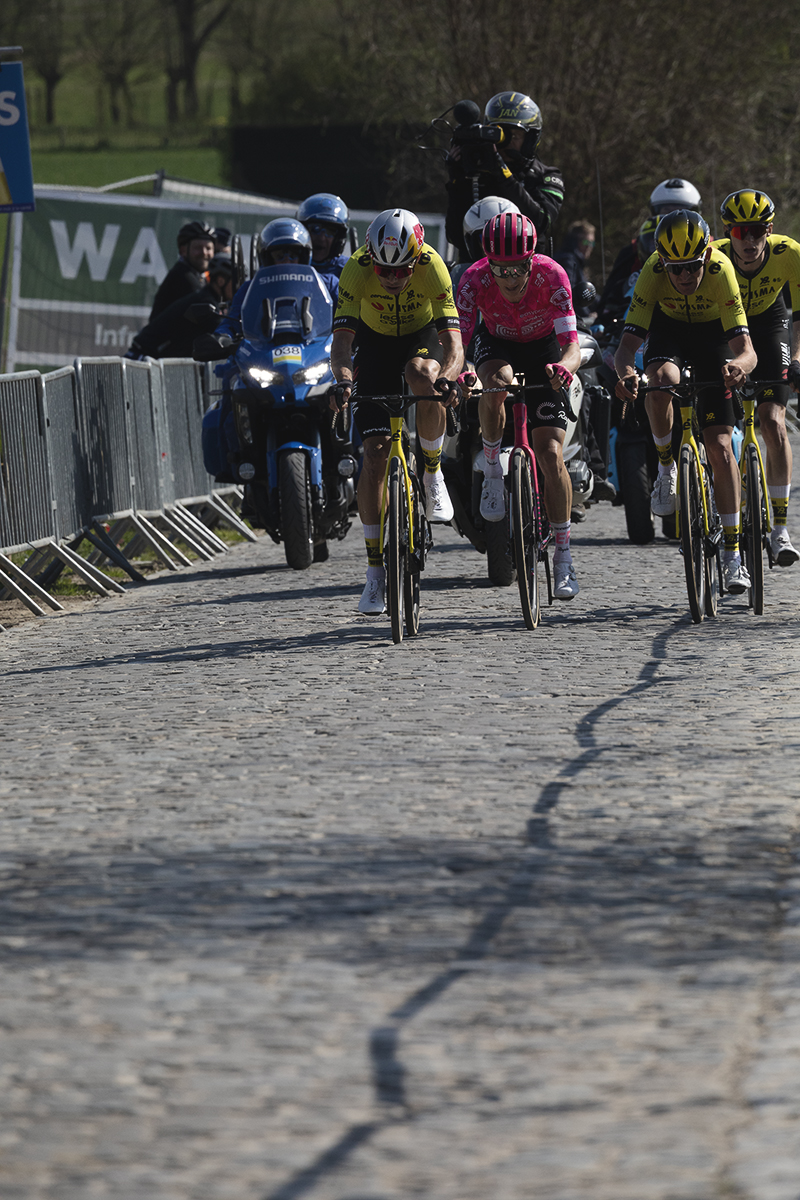 Dwars Door Vlaanderen 2025 - The lead group of riders attack the Eikenberg climb