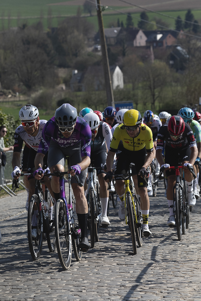 Dwars Door Vlaanderen 2025 - The peloton on the Eikenberg cimb