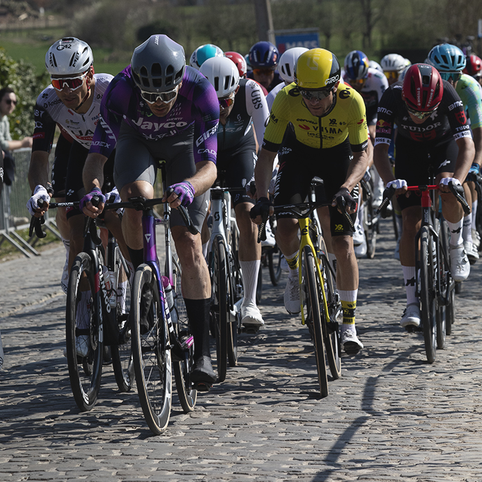 Dwars Door Vlaanderen 2025 - The peloton on the Eikenberg cimb