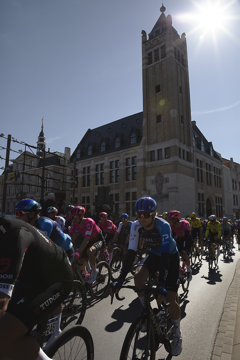 Dwars Door Vlaanderen 2025 - The peloton rolls out past the Town Hall in Roselare