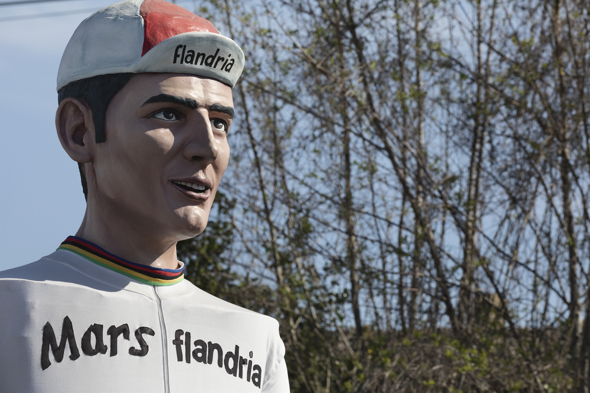 Dwars Door Vlaanderen 2025 - A processional giant effigy of former cyclist Jean-Pierre Monseré