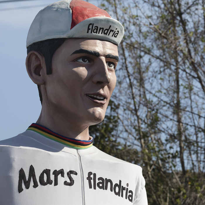 Dwars Door Vlaanderen 2025 - A processional giant effigy of former cyclist Jean-Pierre Monseré