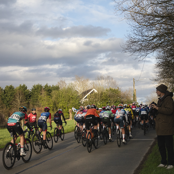 Dwars Door Vlaanderen Vrouwen 2024 - Spectators watch as the women’s peloton makes its ways back to Nokere