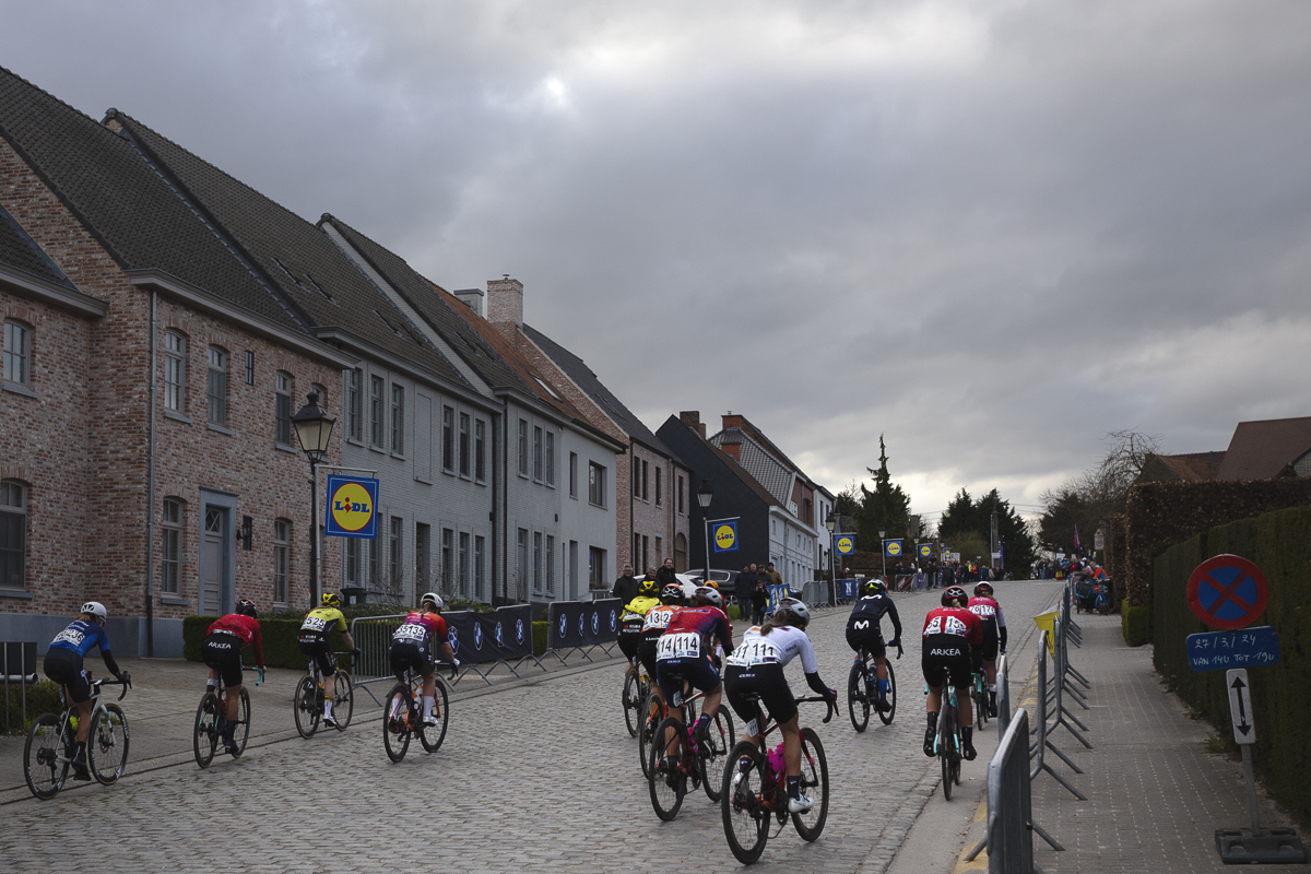 Dwars Door Vlaanderen Vrouwen 2024 - The women’s race seen from behind on Nokereberg