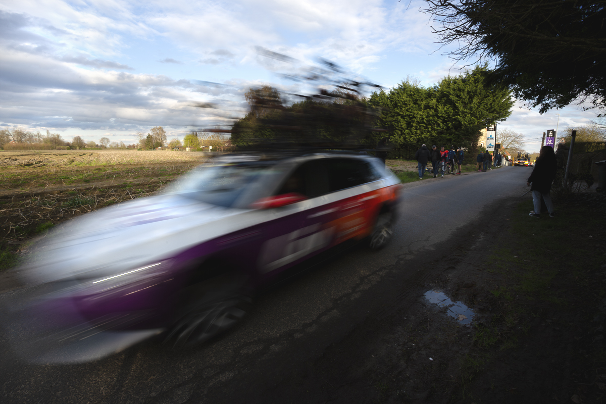 Dwars Door Vlaanderen Vrouwen 2024 - The Liv Alula Jayco team car speeds past