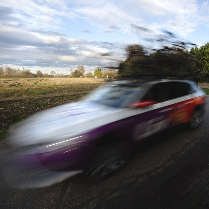 Dwars Door Vlaanderen Vrouwen 2024 - The Liv Alula Jayco team car speeds past