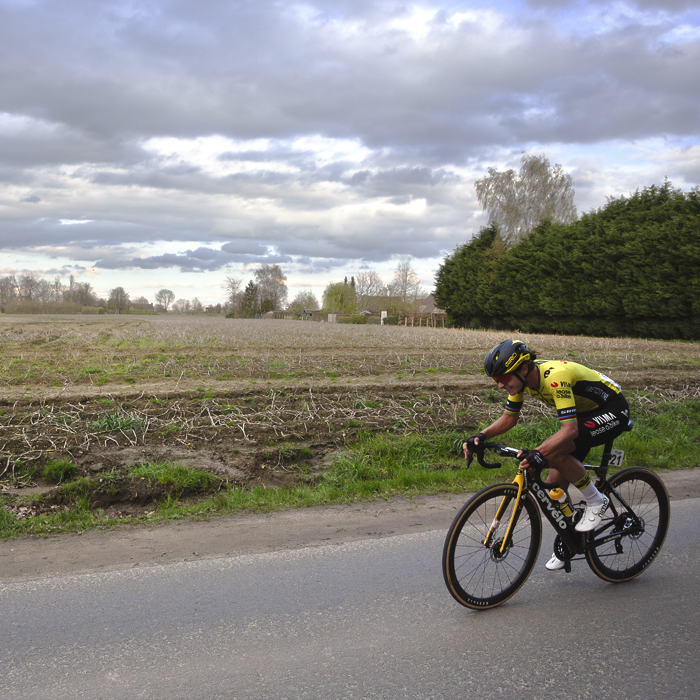 Dwars Door Vlaanderen Vrouwen 2024 - Marianne Vos with fallow fields behind her