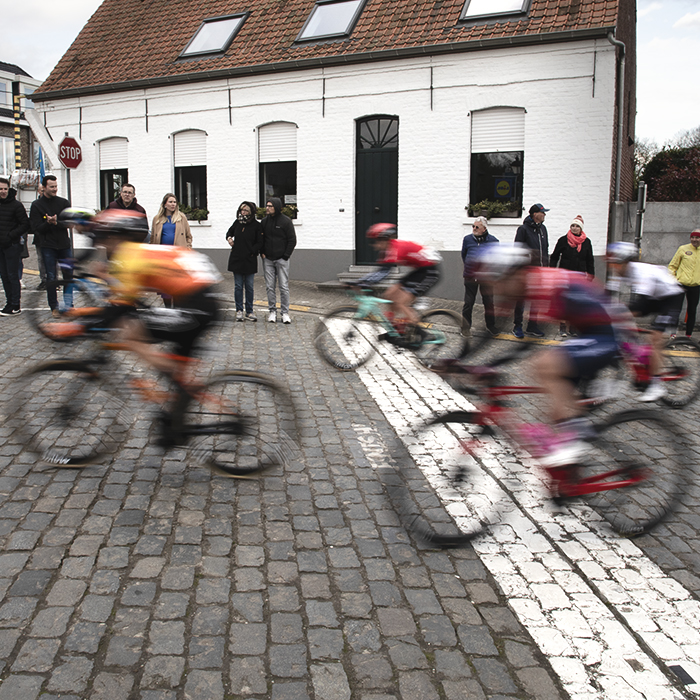 Dwars Door Vlaanderen Vrouwen 2024 - The women’s race speeds past fans at the top of Nokereberg