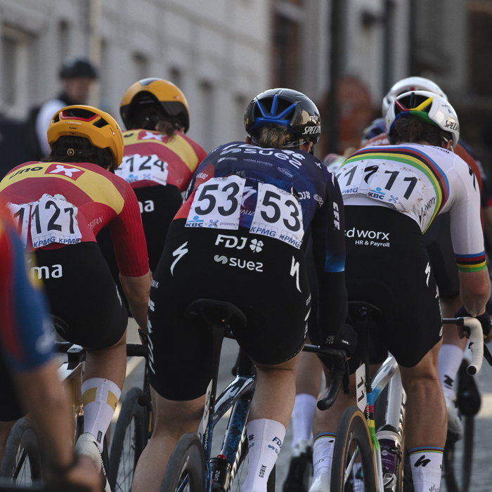 Dwars Door Vlaanderen Vrouwen 2025 - Riders from behind on the climb through Nokere