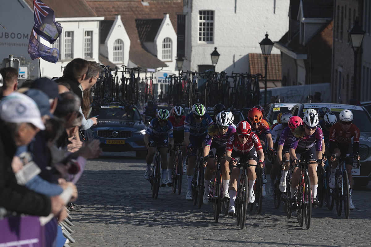 Dwars Door Vlaanderen Vrouwen 2025 - Riders tackle a climb in Nokere