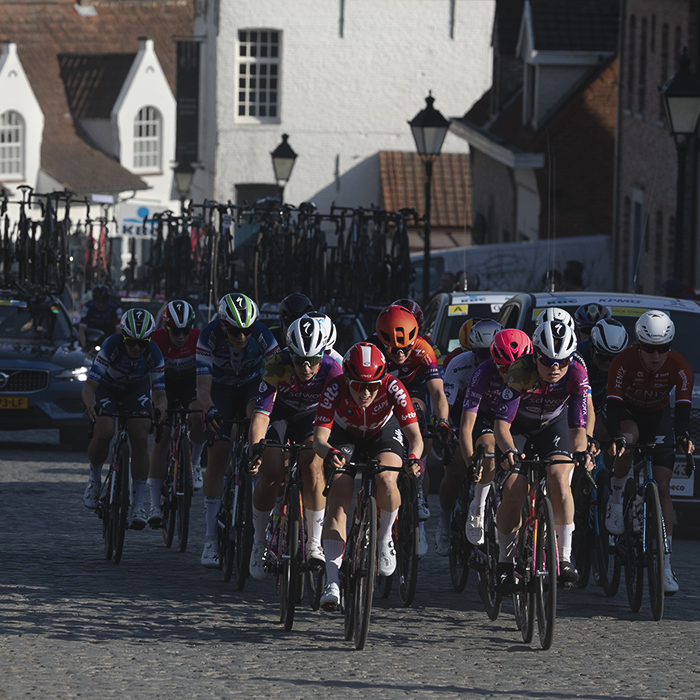 Dwars Door Vlaanderen Vrouwen 2025 - Riders tackle a climb in Nokere