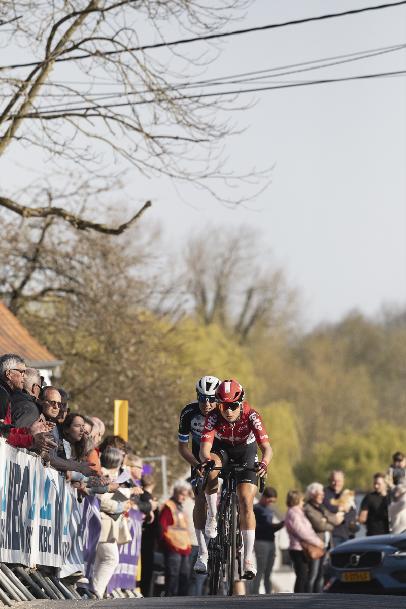 Dwars Door Vlaanderen Vrouwen 2025 - Anne Knijnenburg and Romina Hinojosa climb past fans behind barriers