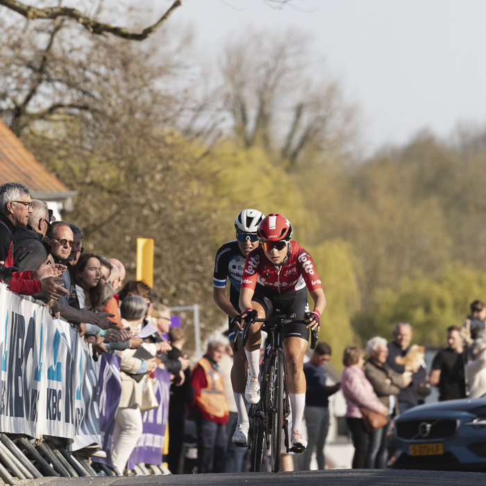 Dwars Door Vlaanderen Vrouwen 2025 - Anne Knijnenburg and Romina Hinojosa climb past fans behind barriers