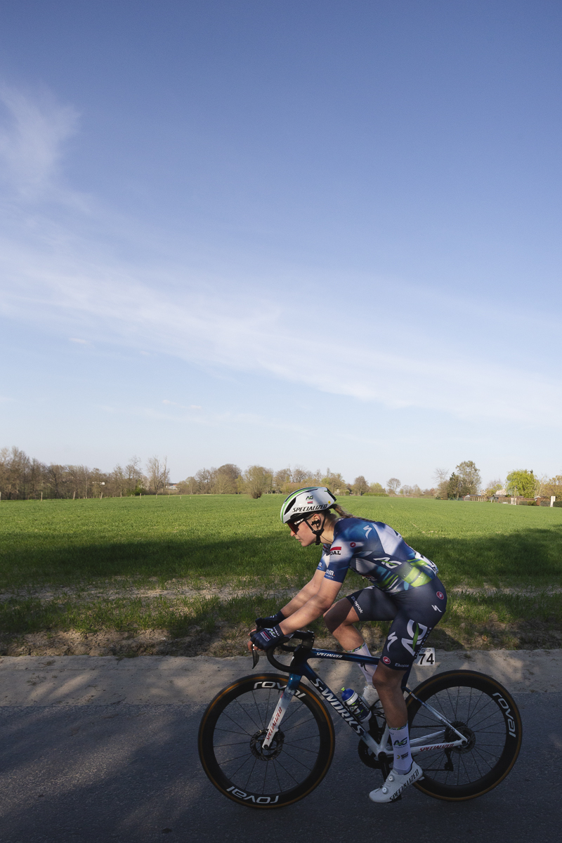 Dwars Door Vlaanderen Vrouwen 2025 - Marthe Goossens rides on a field lined road