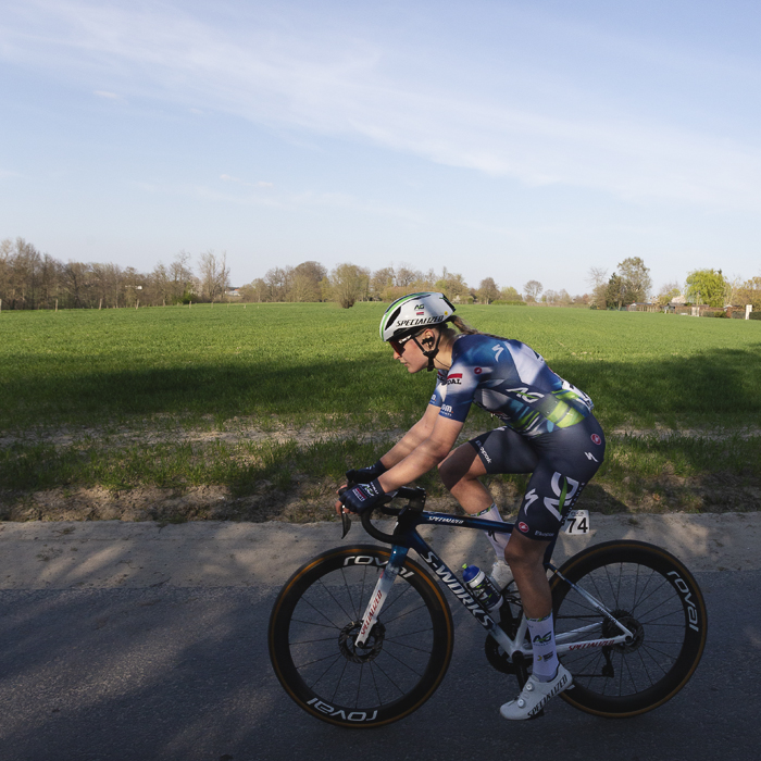 Dwars Door Vlaanderen Vrouwen 2025 - Marthe Goossens rides on a field lined road