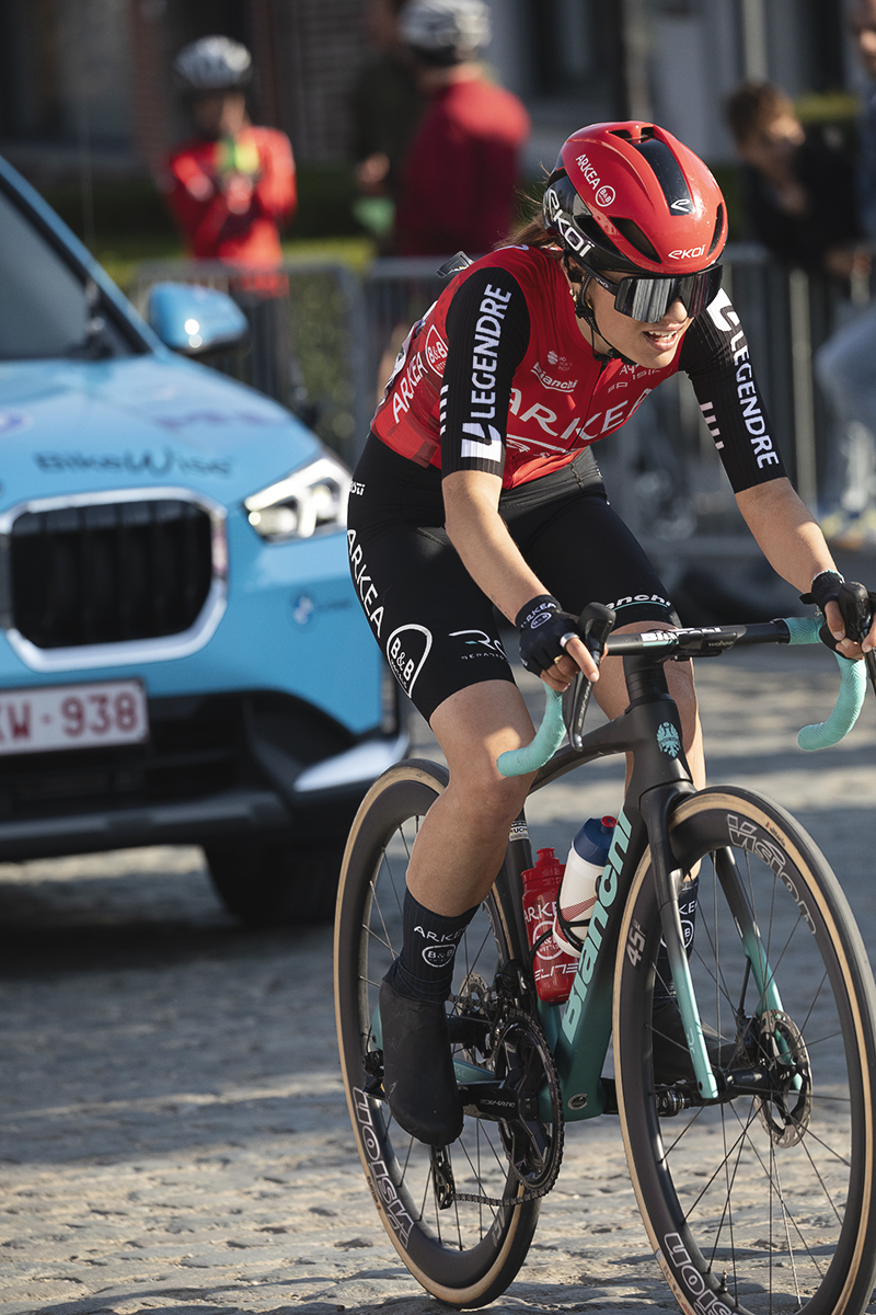 Dwars Door Vlaanderen Vrouwen 2025 - Titia Ryo of Arkéa - B&B Hotels Women is closely followed by a team car as she climbs through Nokere