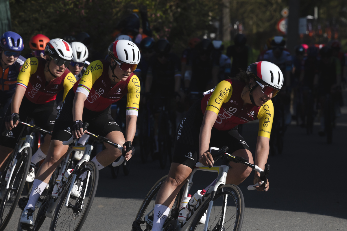 Dwars Door Vlaanderen  Vrouwen 2025 - Cofidis Women Team riders lean into a corner