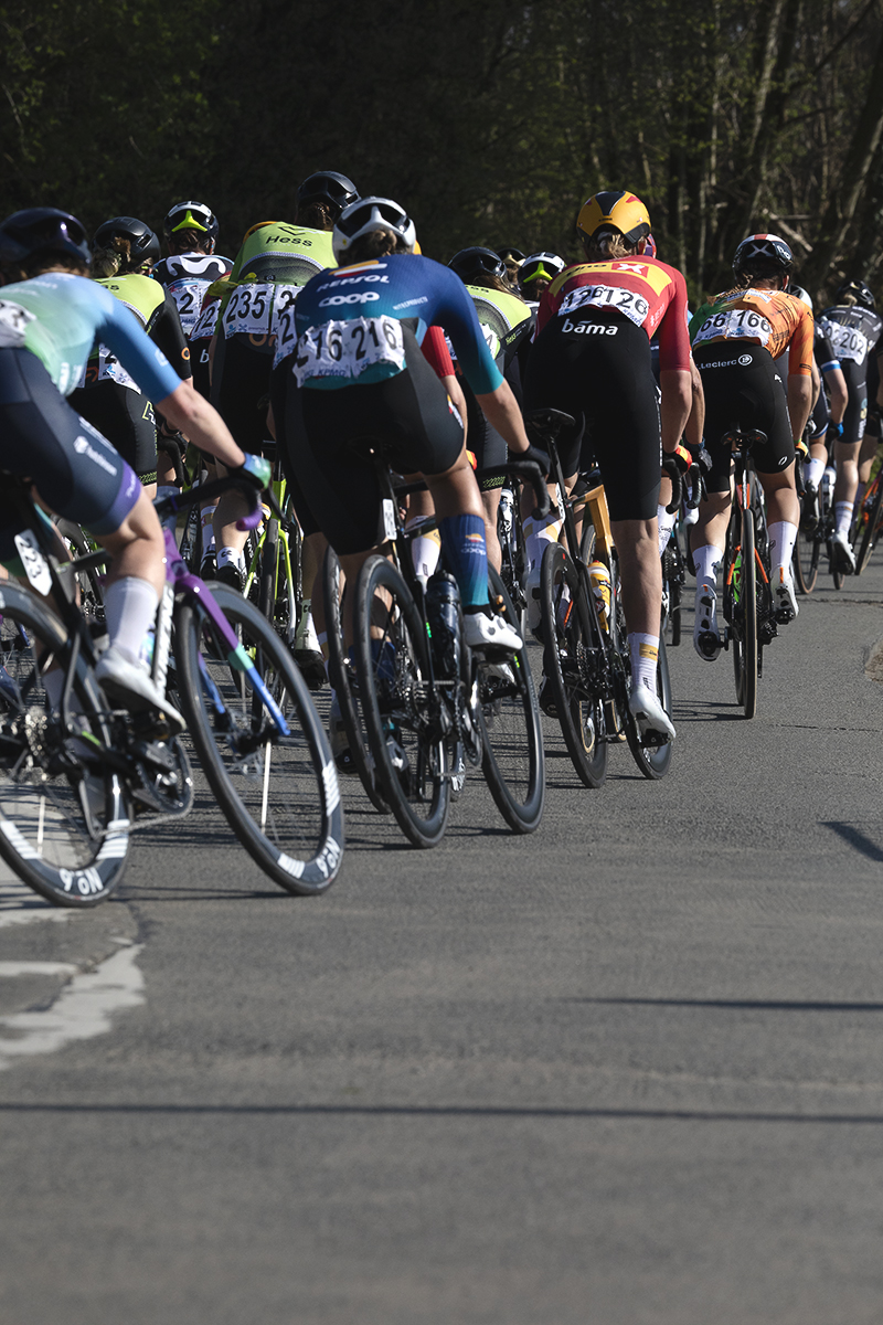 Dwars Door Vlaanderen Vrouwen 2025 - The peloton from behind on Ommegangstraat
