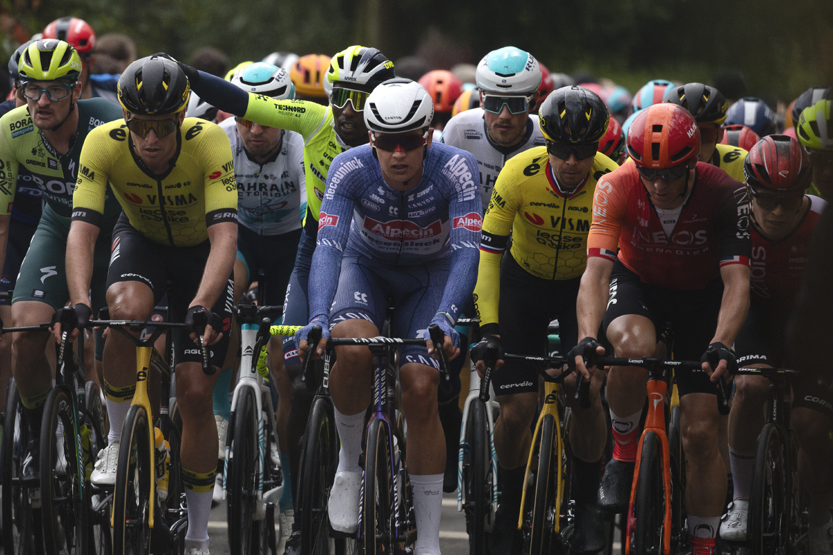 E3 Saxo Classic 2024 - The peloton on the Kanarieberg