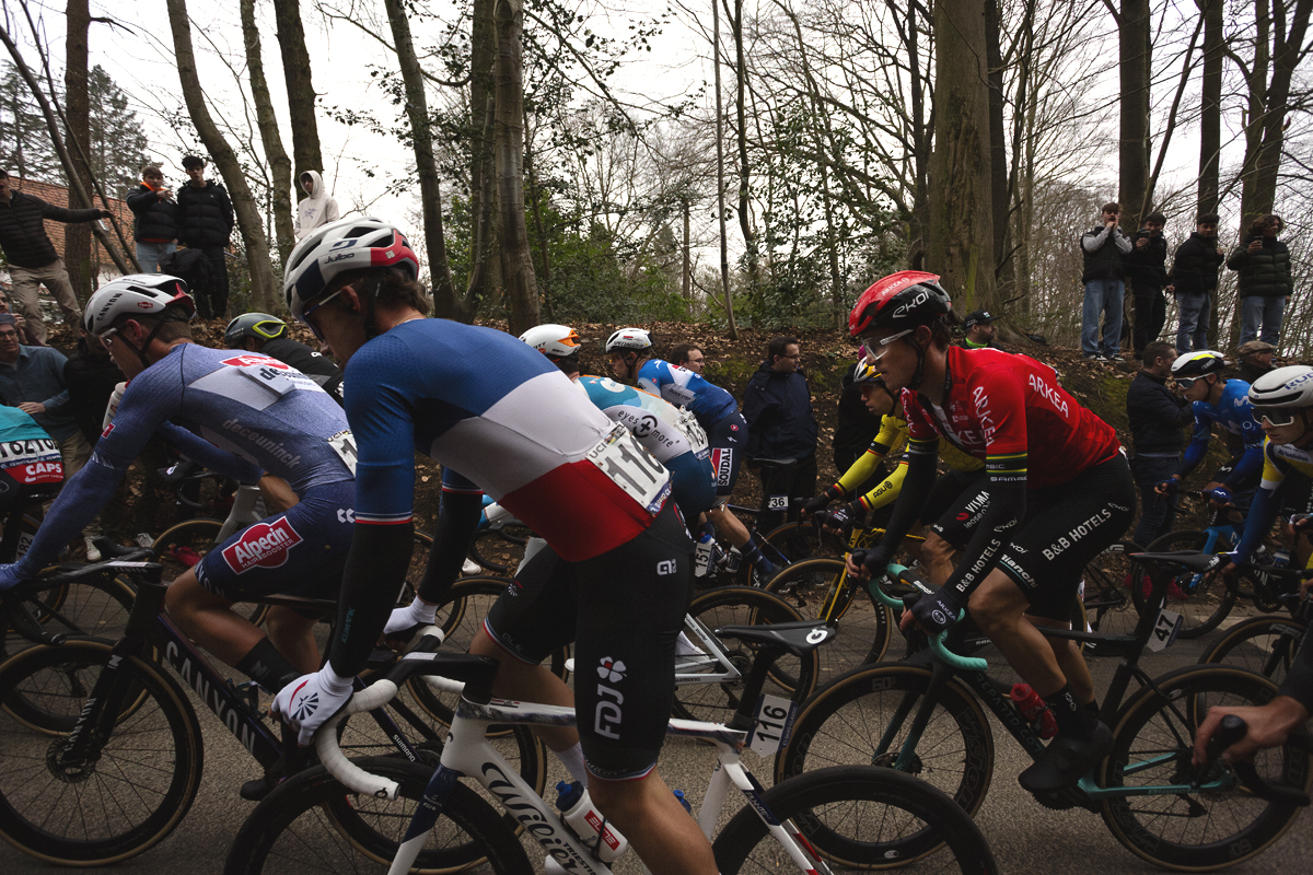E3 Saxo Classic 2024 - Spectators watch on as the peloton climbs Kanarieberg