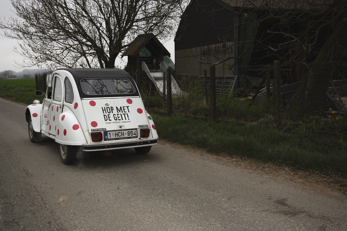 E3 Saxo Classic 2024 - A red polka dot Citroen 2CV