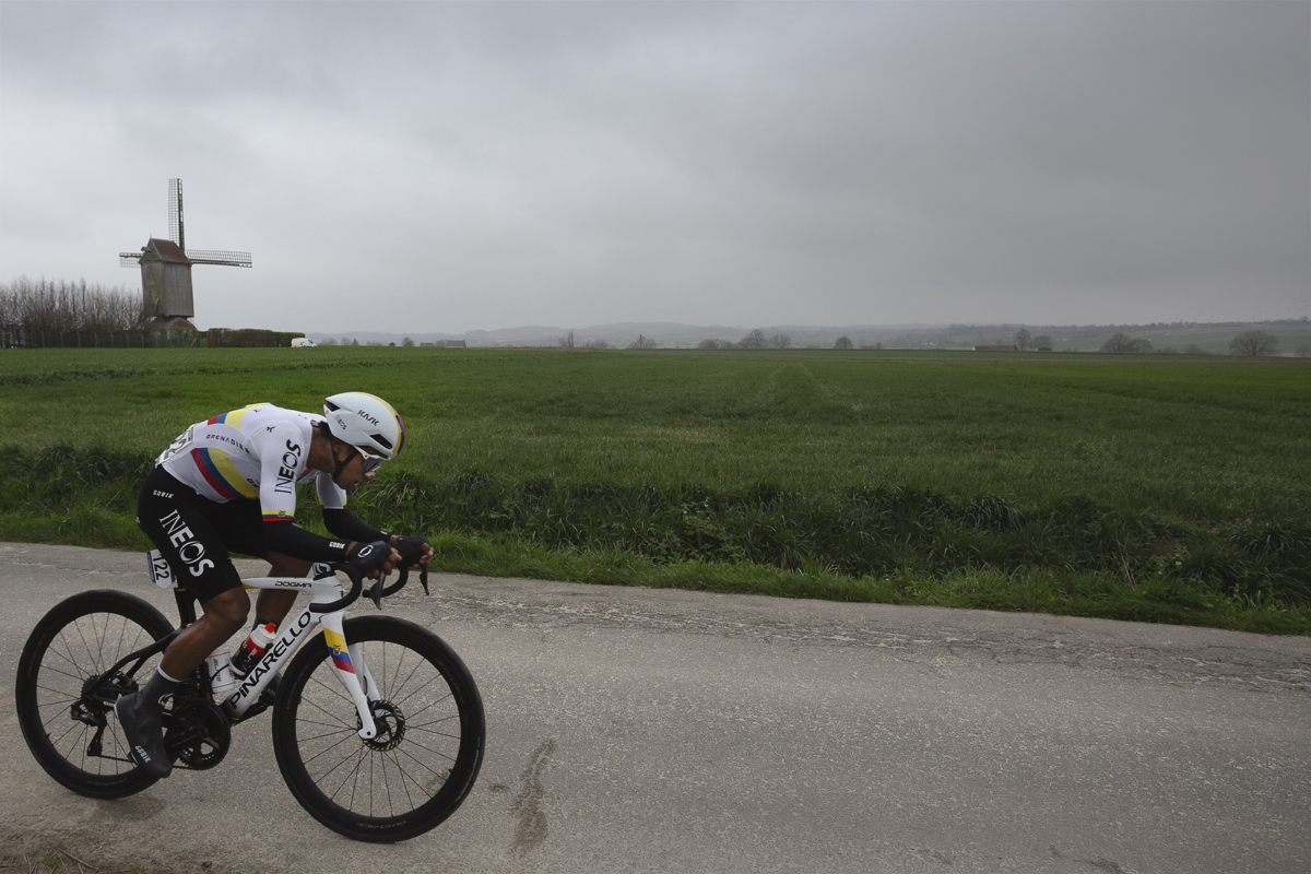 E3 Saxo Classic 2024 - Jhonatan Narváez on Langekouter with a windmill in the background