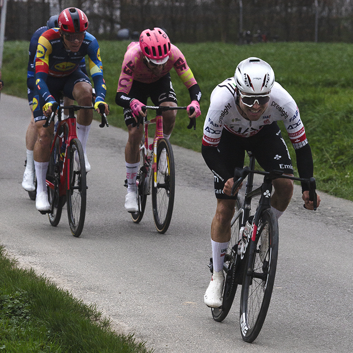 E3 Saxo Classic 2024 - Riders race down Langekouter