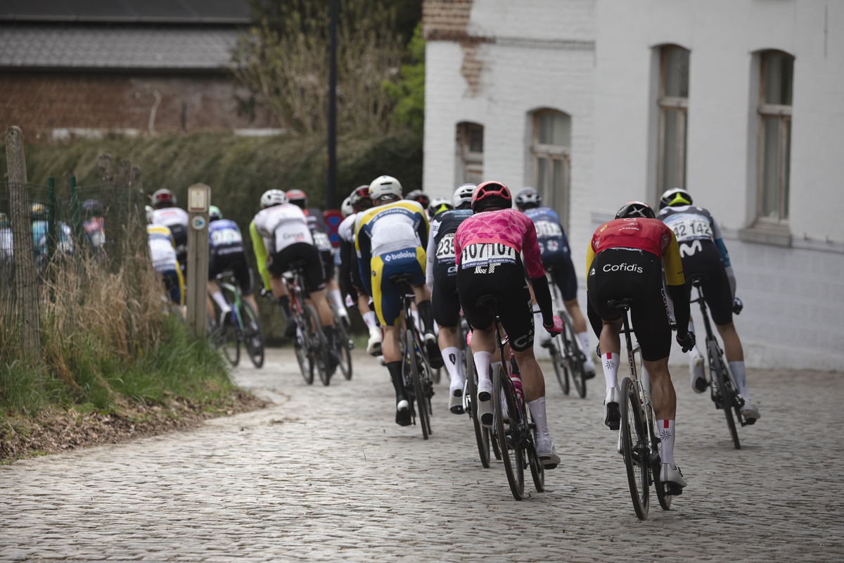 E3 Saxo Classic 2025 - A group of riders on the cobbles of Borstekouterstraat
