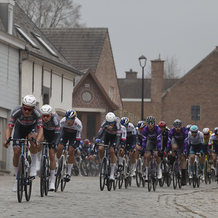 E3 Saxo Classic 2025 - The peloton races down Borstekouterstraat