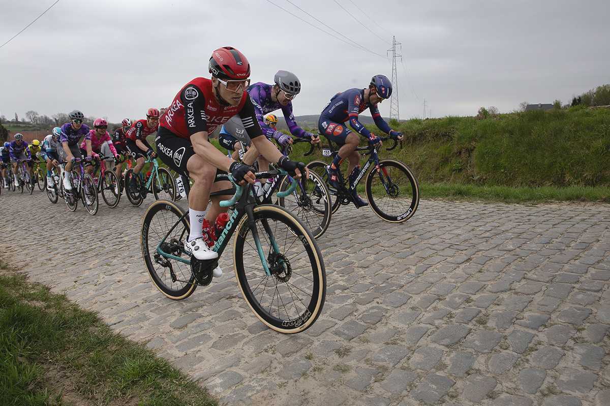 E3 Saxo Classic 2025 - The peloton on the cobbled climb of Stationberg